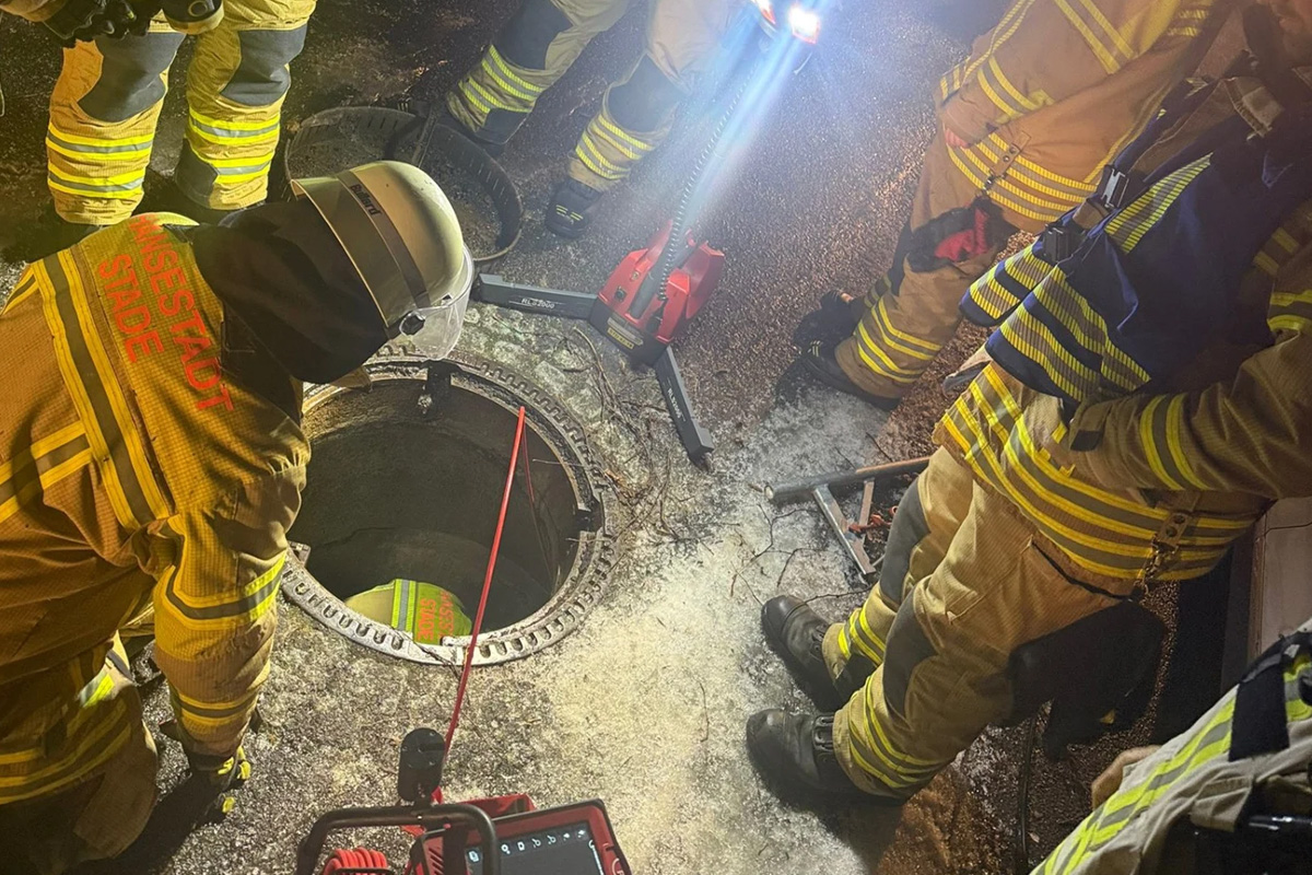 Wiepenkathen-Kater-nach-14-Tagen-aus-Kanalisation-gerettet