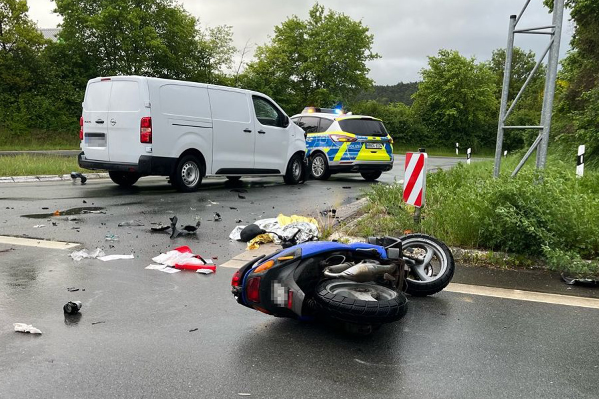 Brakel – Mopedfahrer von Transporter erfasst und schwer verletzt