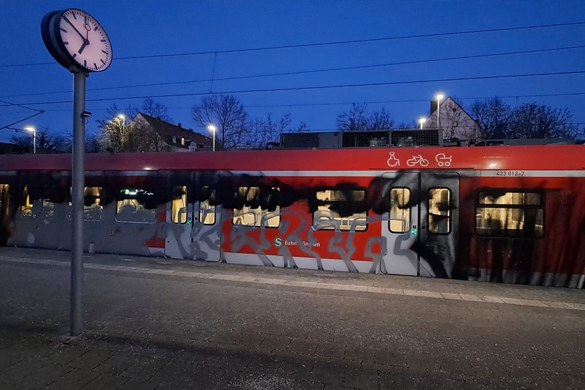 Markt Schwaben – S-Bahn mit Graffiti großflächig besprüht