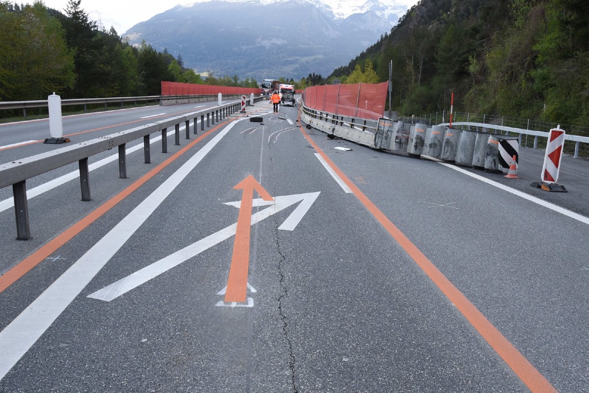 Rothenbrunnen GR - Spektakulärer Selbstunfall auf der A13 Baustelle