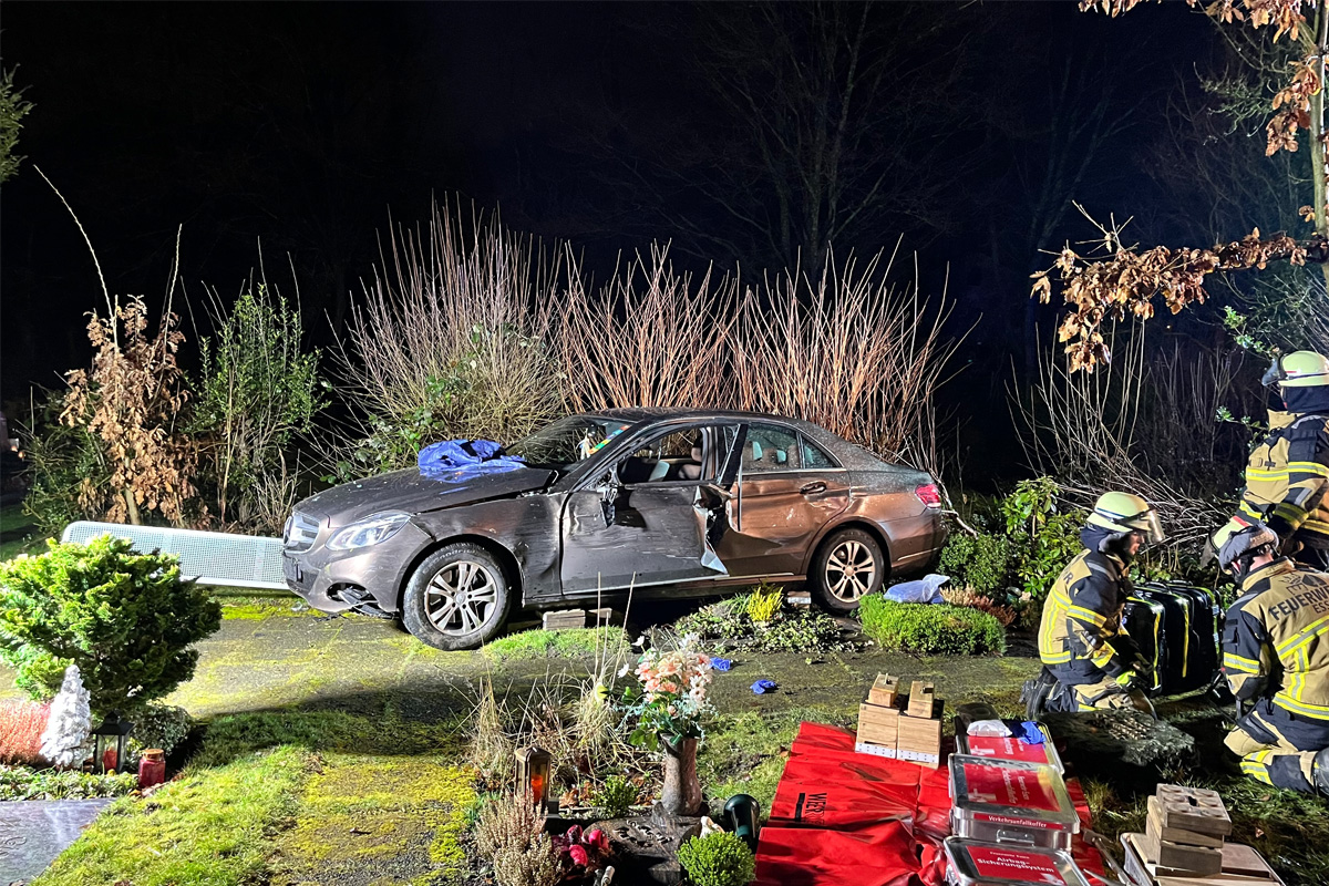 Essen – Fahrer (84) durchbricht Friedhofszaun bei Unfall