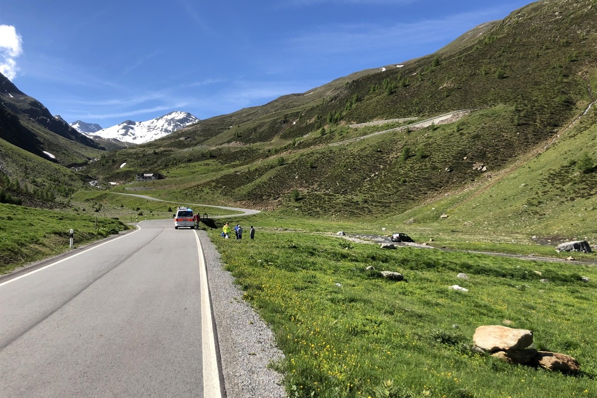 Val Müstair GR - Radfahrer von Begleitfahrzeug von der Strasse abgedrängt
