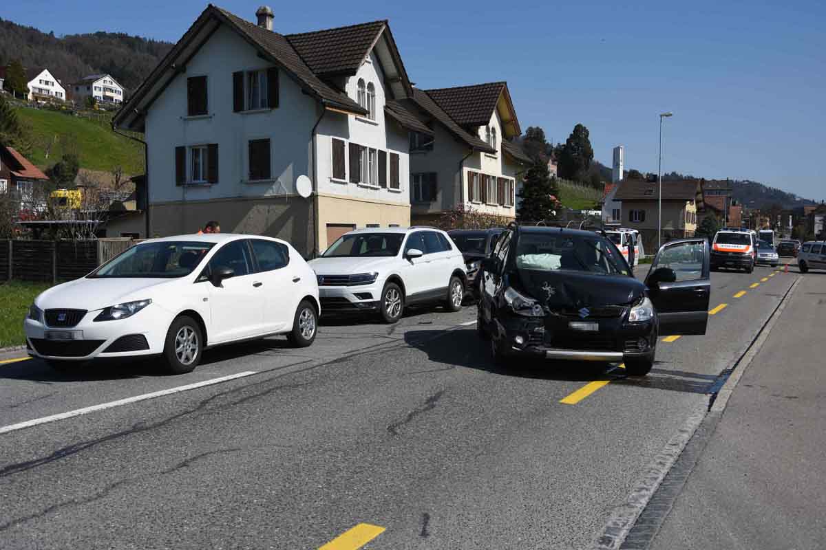Marbach SG - Auffahrkollision mit vier Autos