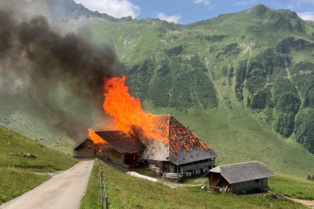 Schwenden im Diemtigtal BE - Feuer zerstört eine Alphütte 