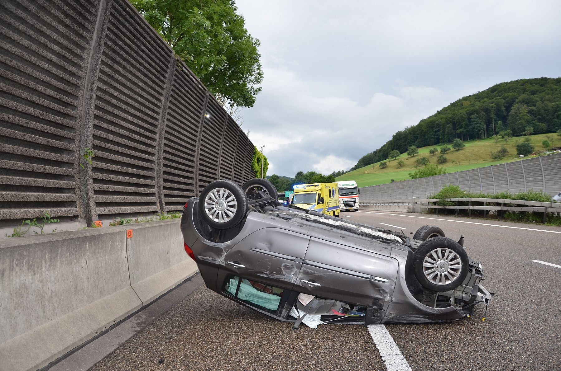 Zunzgen BL - Auf der Autobahn auf dem Dach gelandet