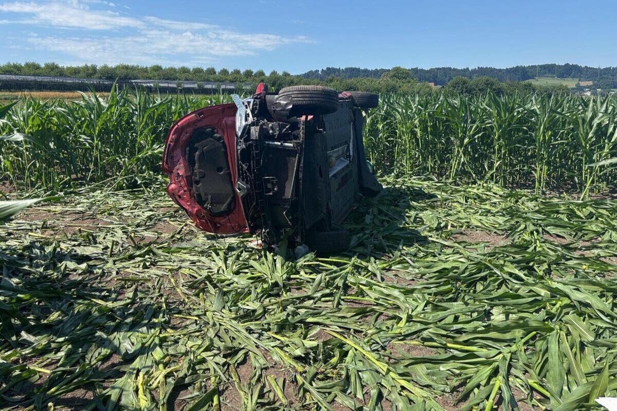 A3/Wädenswil GR – Auto überschlägt sich bei Unfall und landet im Maisfeld