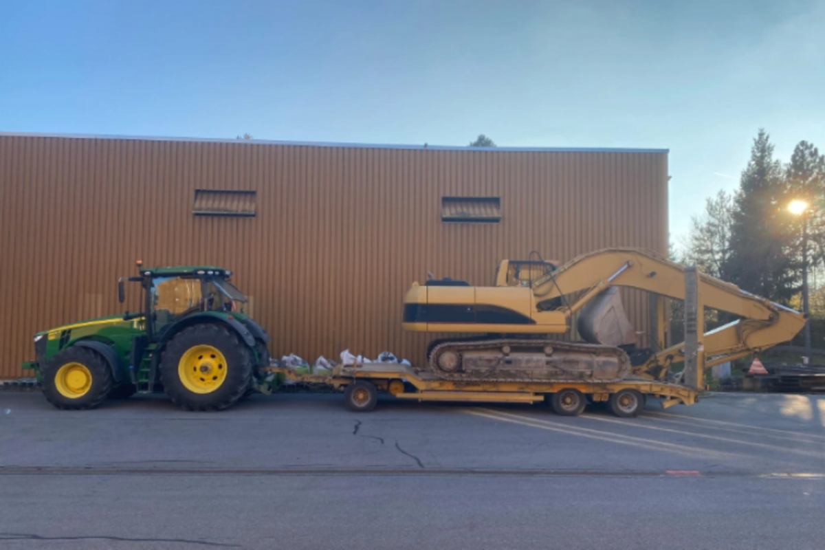 Kanton Zug - 30 Tonnen Bagger auf Sachentransportanhänger ungenügend gesichert