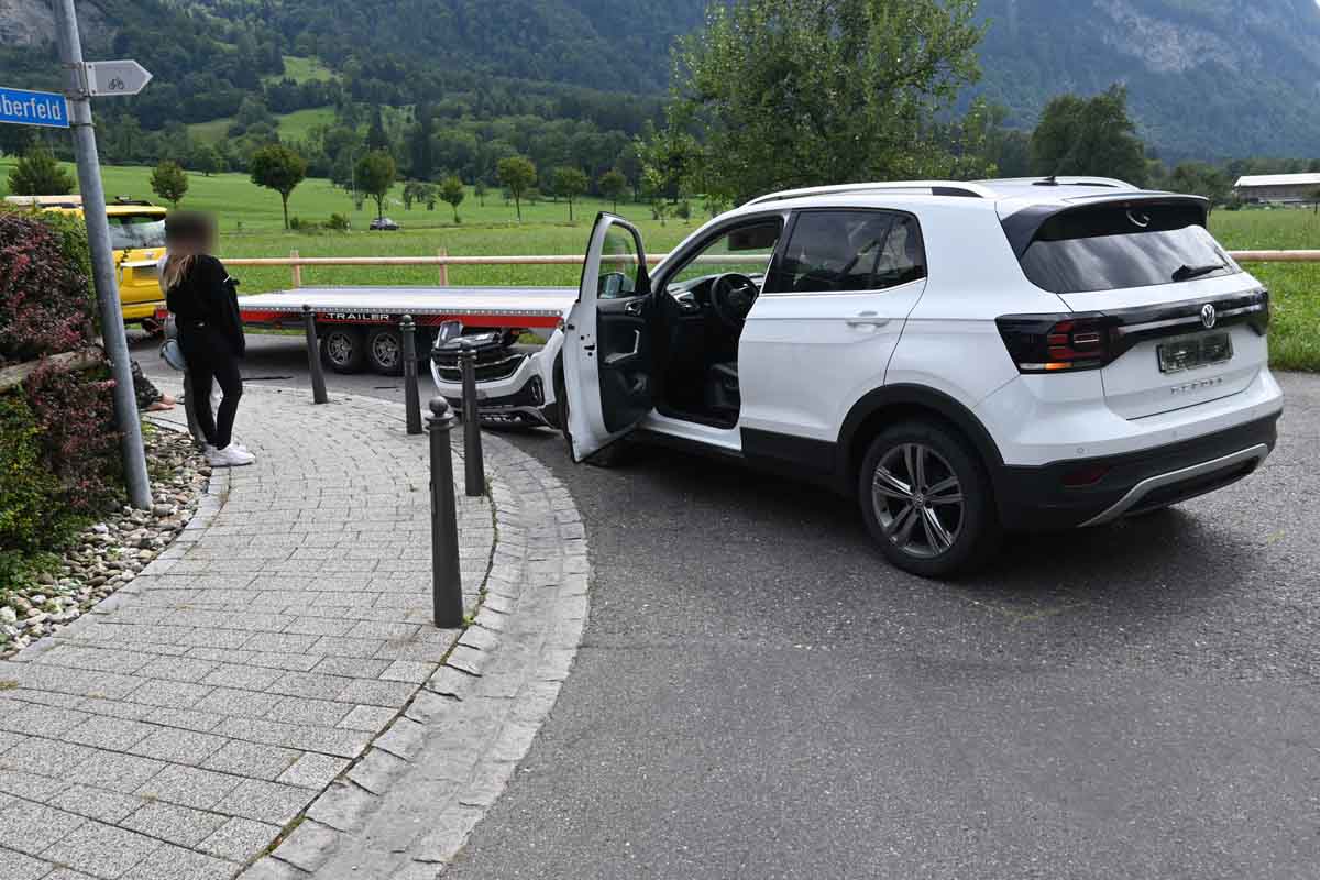 Triesen FL - Unfall zwischen PKW und Fahrzeugtransportanhänger