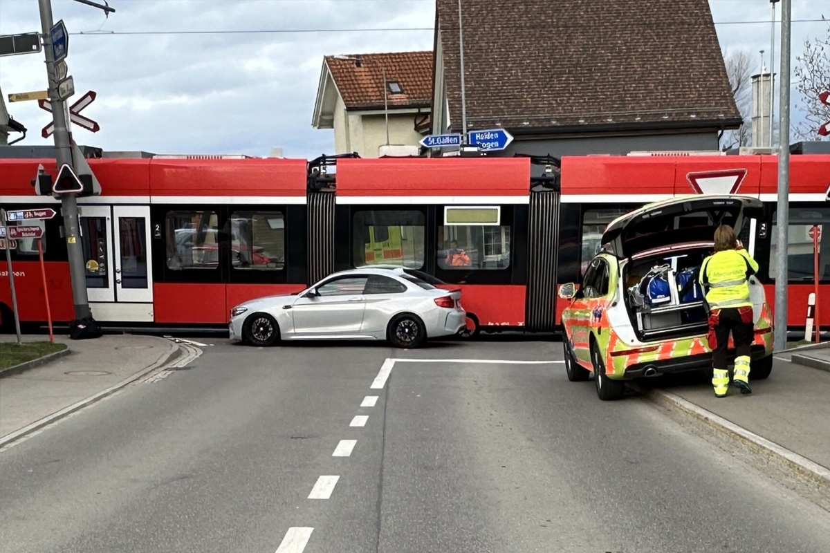 Speicher AR – Auto kollidiert mit Zug der Appenzeller Bahnen