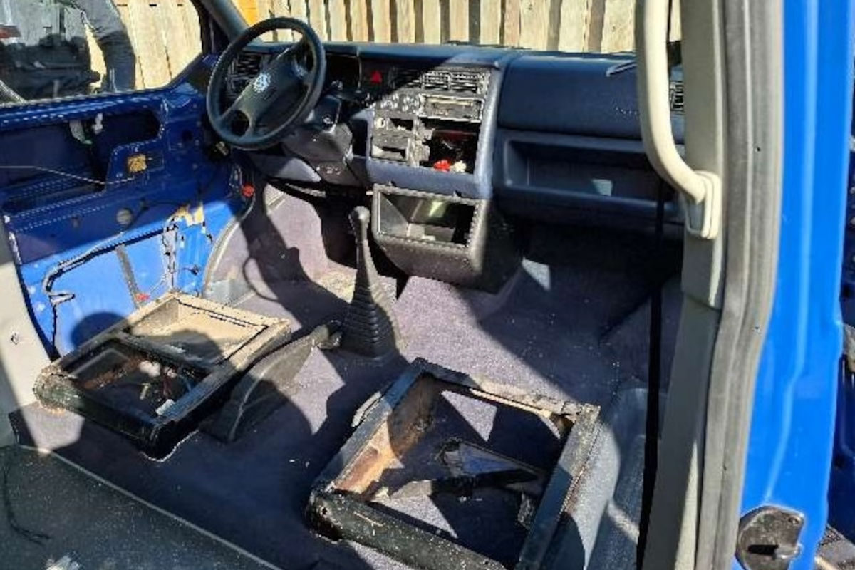 Wesendorf – Unbekannte schlachten geparkten VW aus