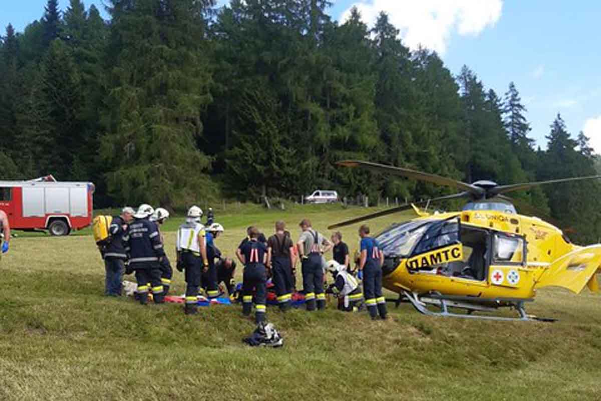 Schwerer Traktorunfall bei St. Georgen am Kreischberg - Fahrer von Traktor überrollt