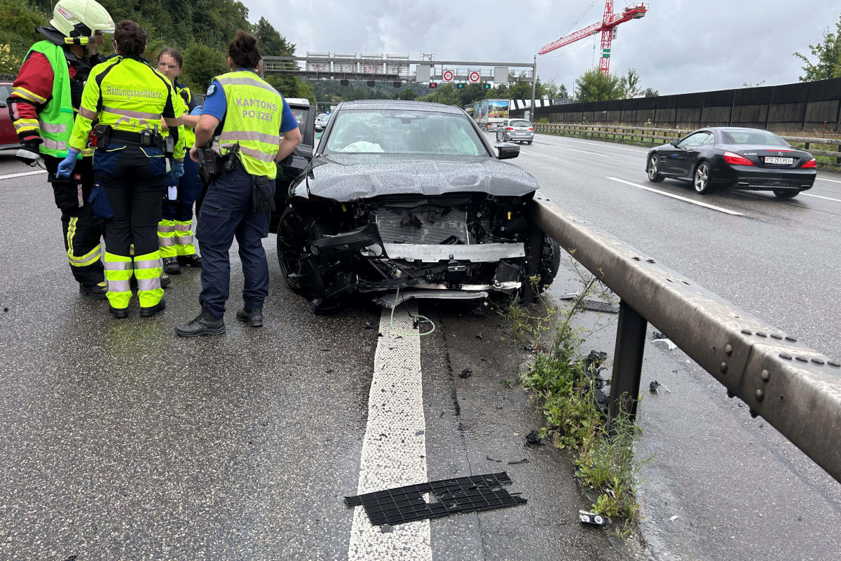 Unfall auf der A1 bei Neuenhof AG – Probelenker prallt gegen Leitplanke