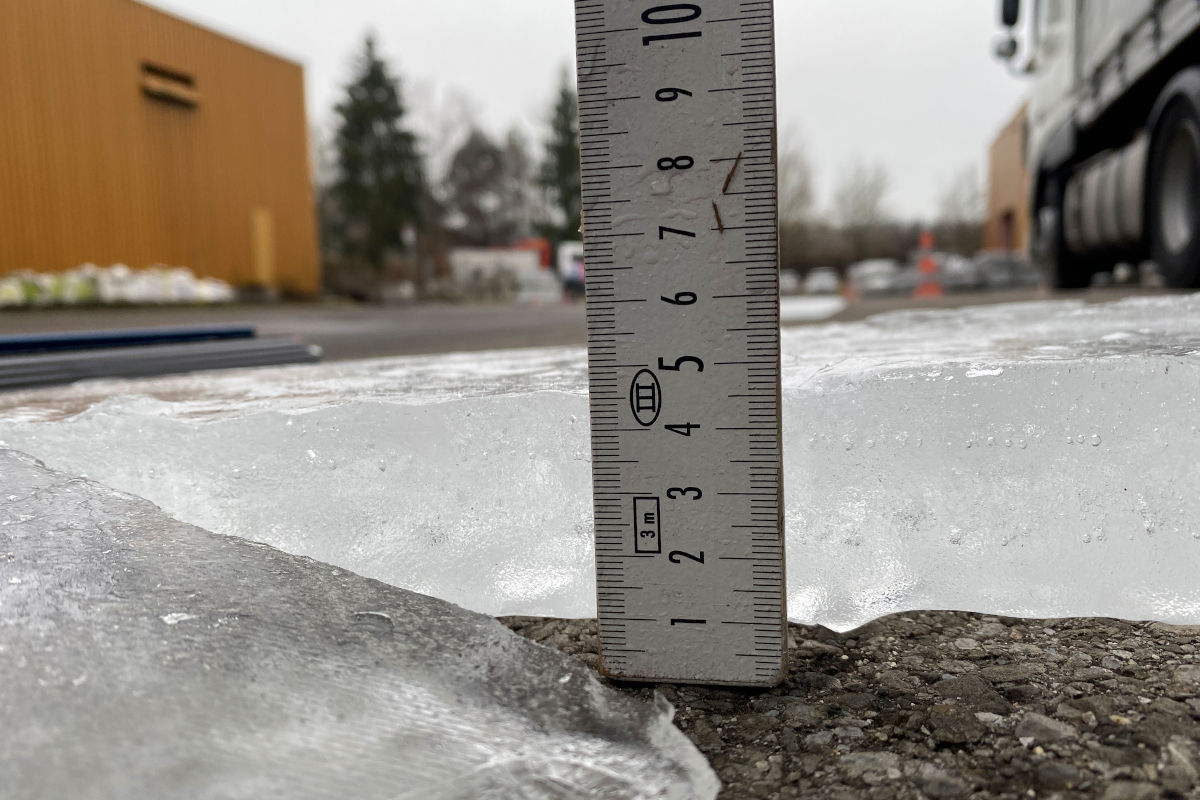 A4 Risch Rotkreuz ZG – Eisplatten fallen von Lastwagendach auf Autobahn