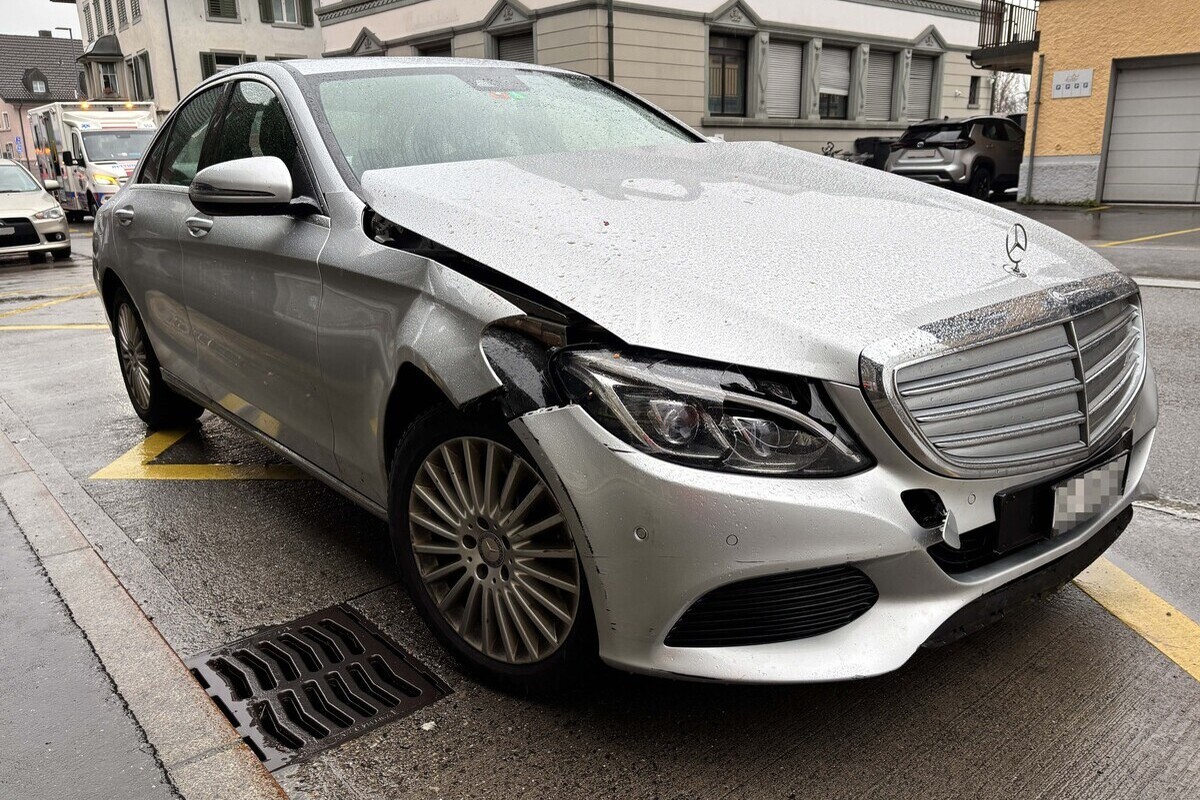 Siebnen SZ – Frau (91) bei Unfall von Auto erfasst 