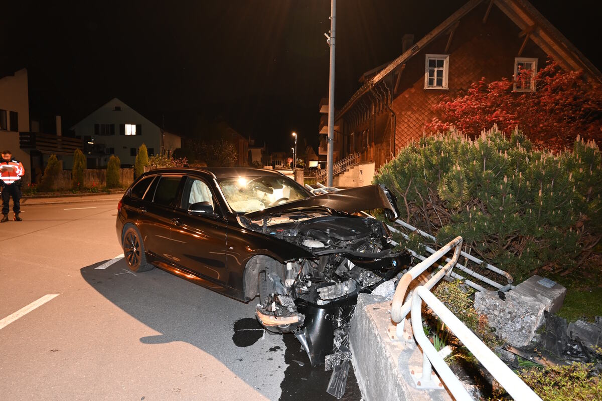 Mels SG - Fahrunfähig in eine Stützmauer geprallt