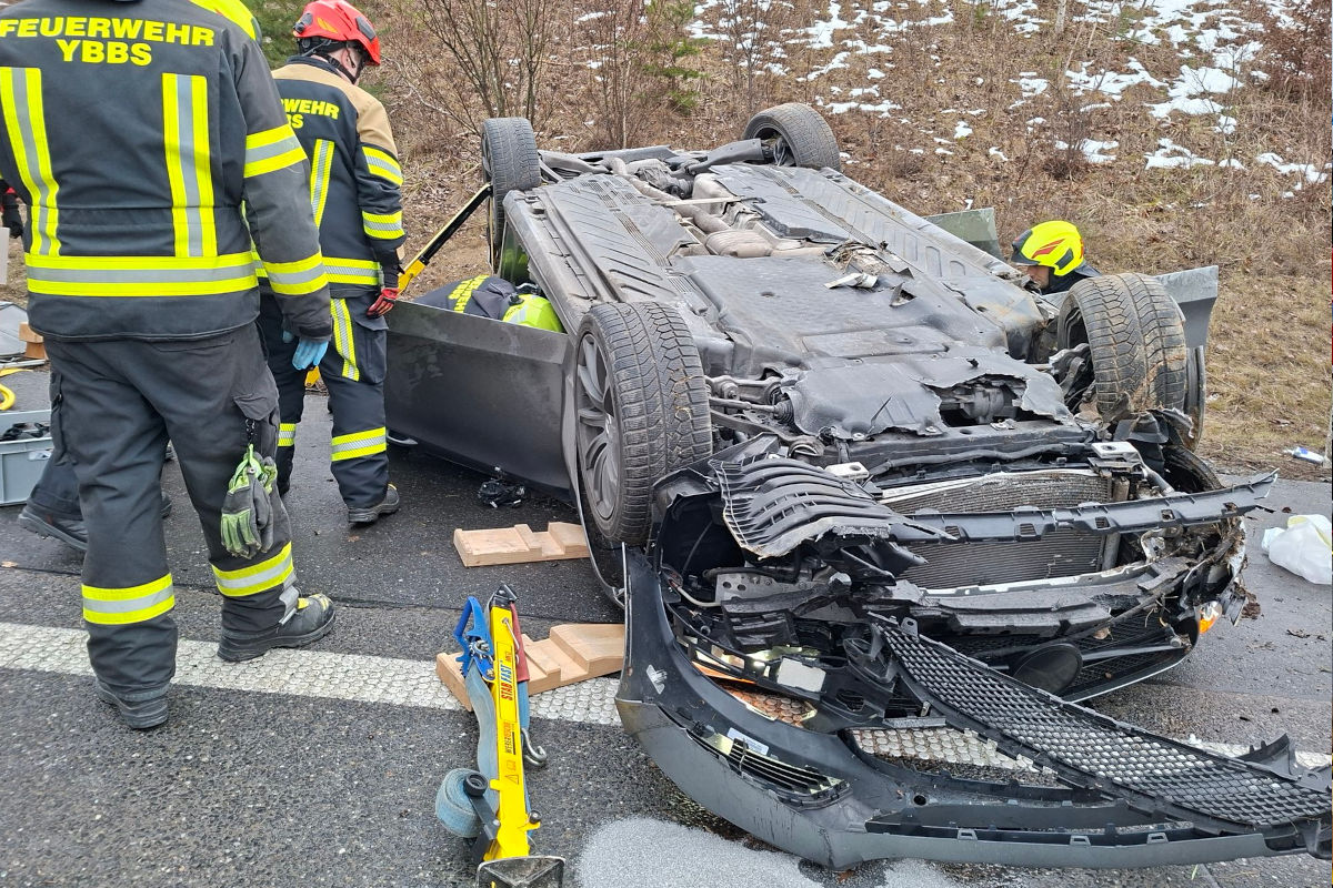 A1 Erlauf – Drei Verletzte bei schwerem Unfall mit Überschlag