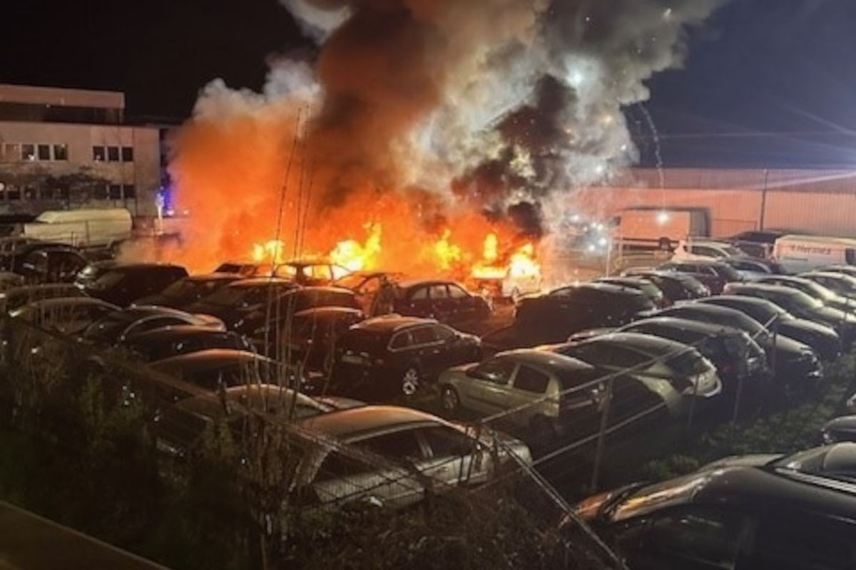 Duisburg – Fahrzeuge auf Firmengelände in Brand geraten