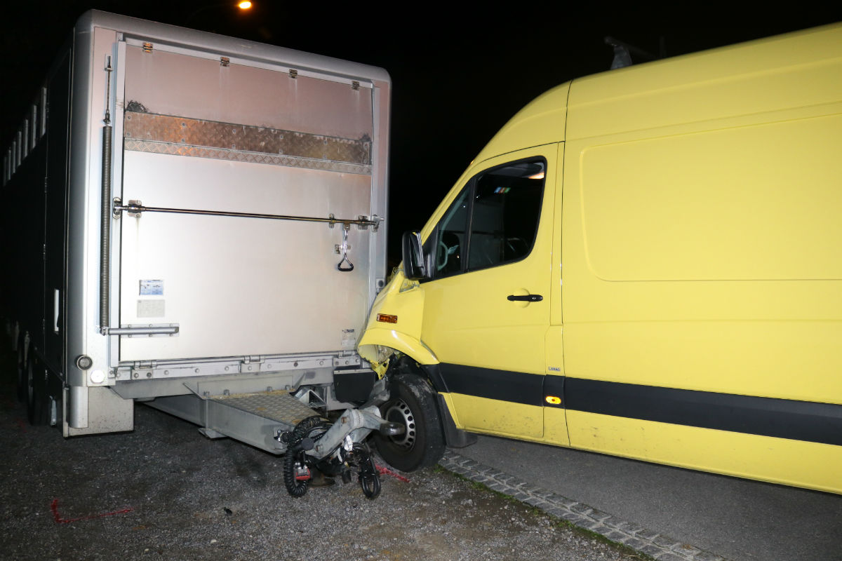 Haslen AI - Lieferwagenlenker fährt in Tiertransportanhänger