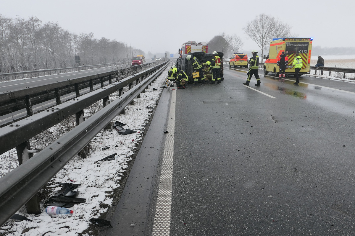 A28 Hude – Auto überschlägt sich nach Auffahrunfall
