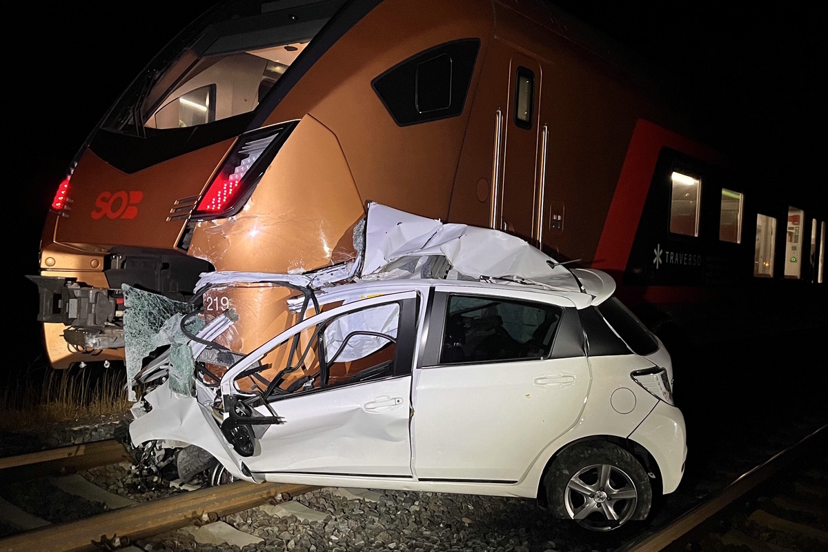 Heftiger Unfall in Buchs SG - Zug kracht in Auto