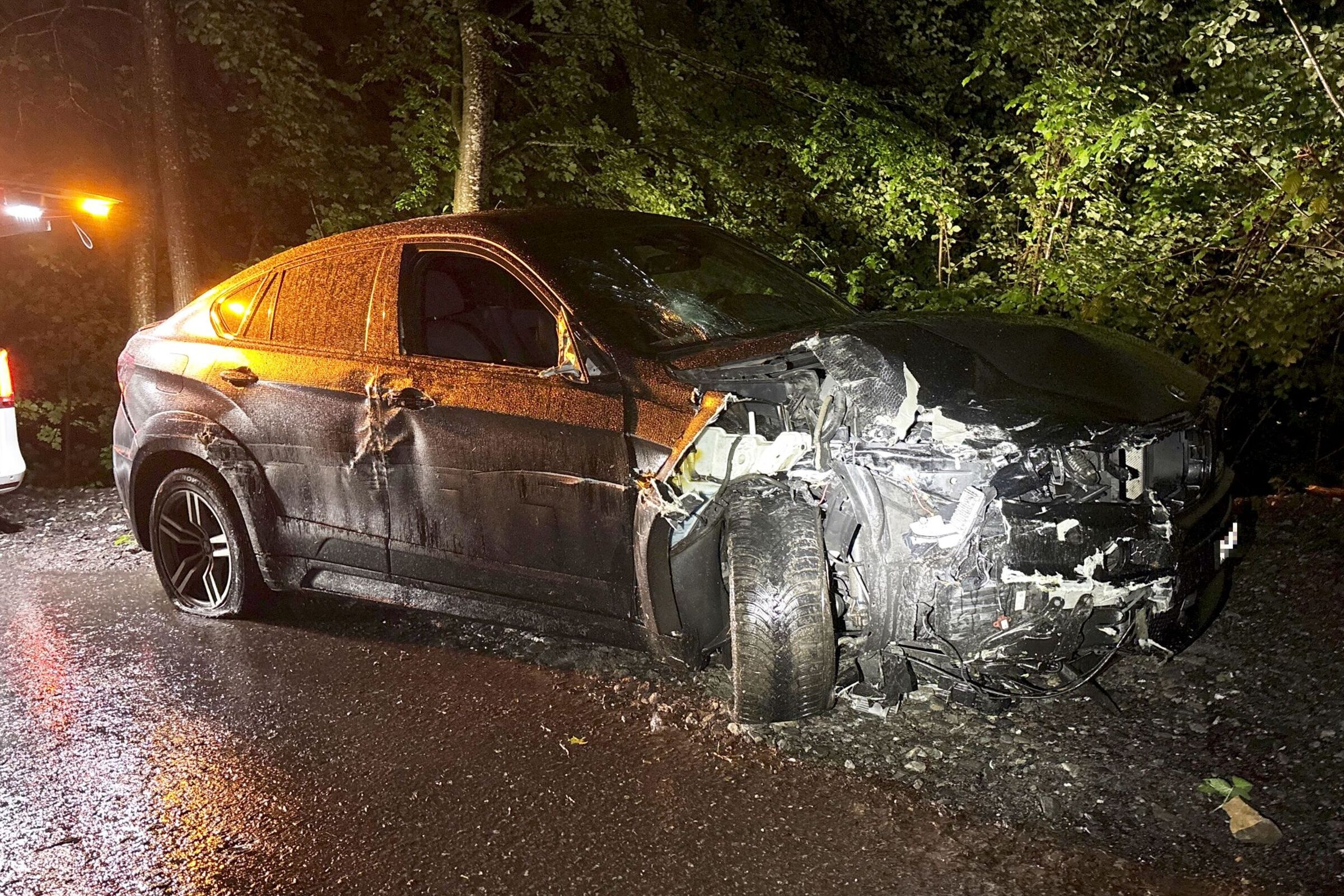 Näfels GL – Totalschaden nach heftigem Unfall