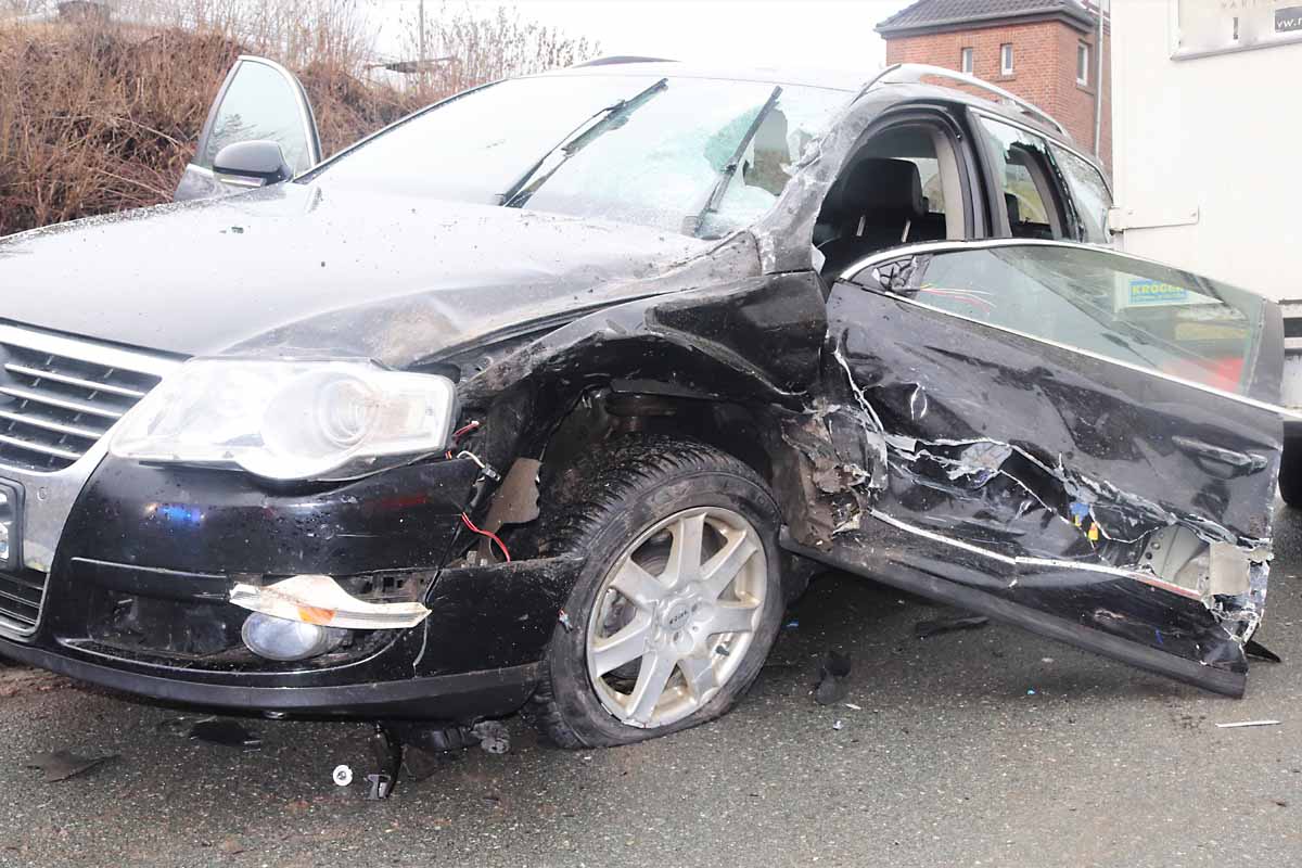 Warburg - LKW gerät in Gegenverkehr
