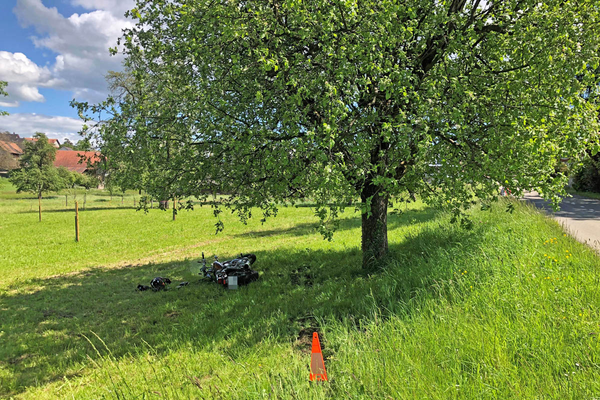 Bussnang TG - 18-jähriger Biker kracht in Baum