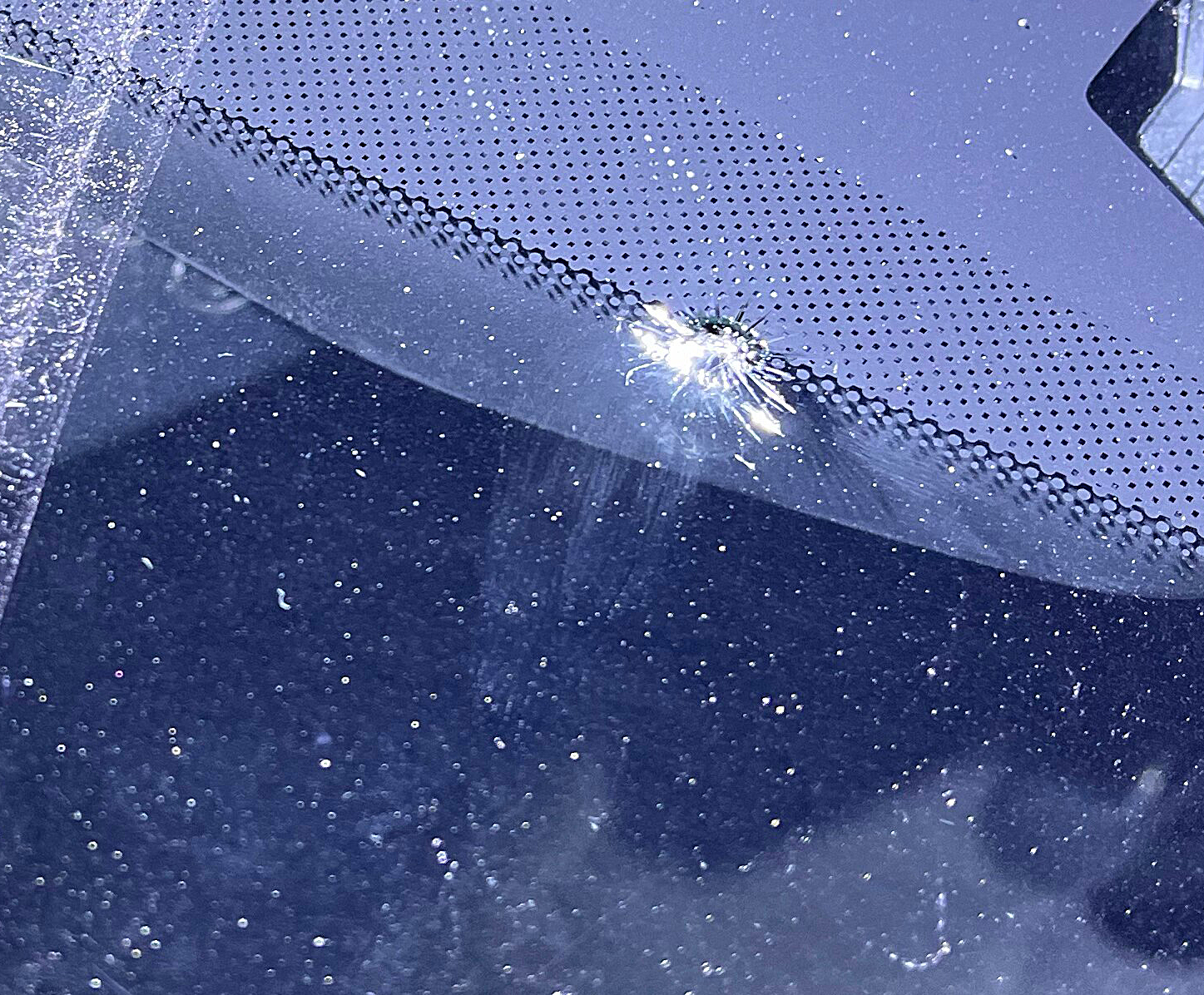 A 46: Jugendliche werfen Steine auf Fahrzeuge – Zeugen gesucht