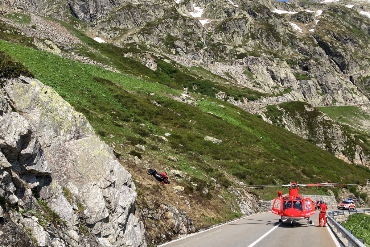 Wassen UR - Motorradfahrer nach Überholmanöver in unwegsames Gelände gestürzt