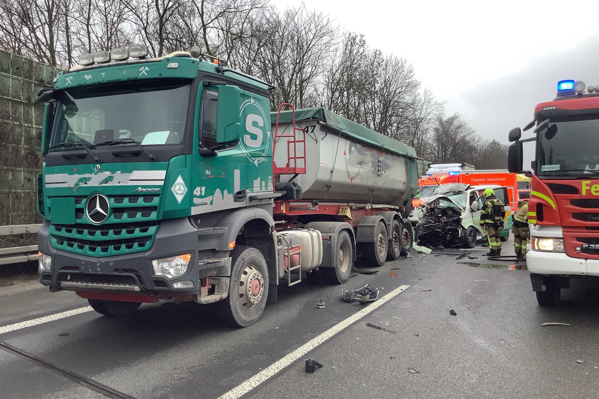 Gelsenkirchen – Schwerer Auffahrunfall von Transporter und Lkw