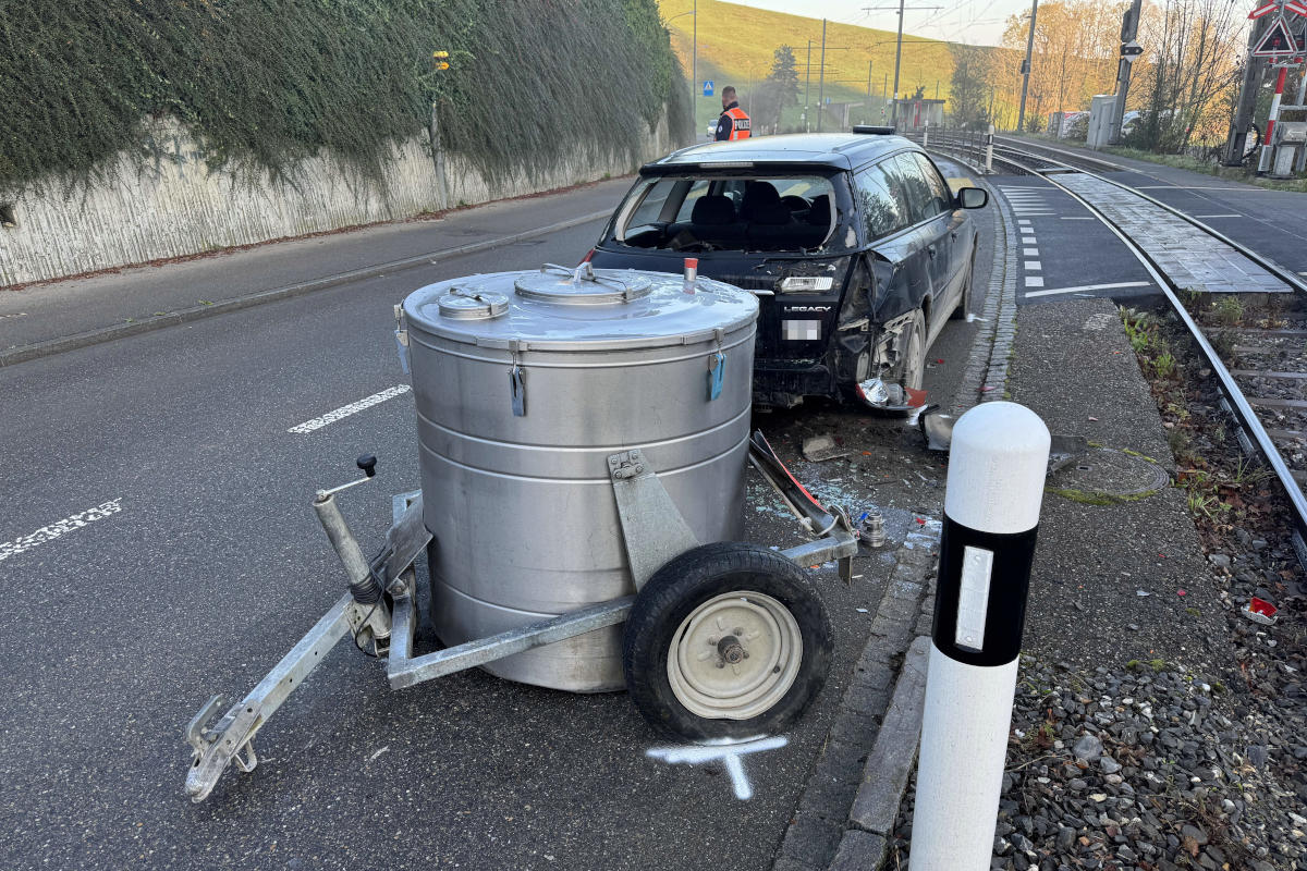 St.Gallen – Abgelenkt in stehendes Auto gefahren