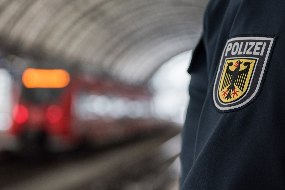Weiden i.d.OPF – Frau greift Bundespolizisten im Zug an