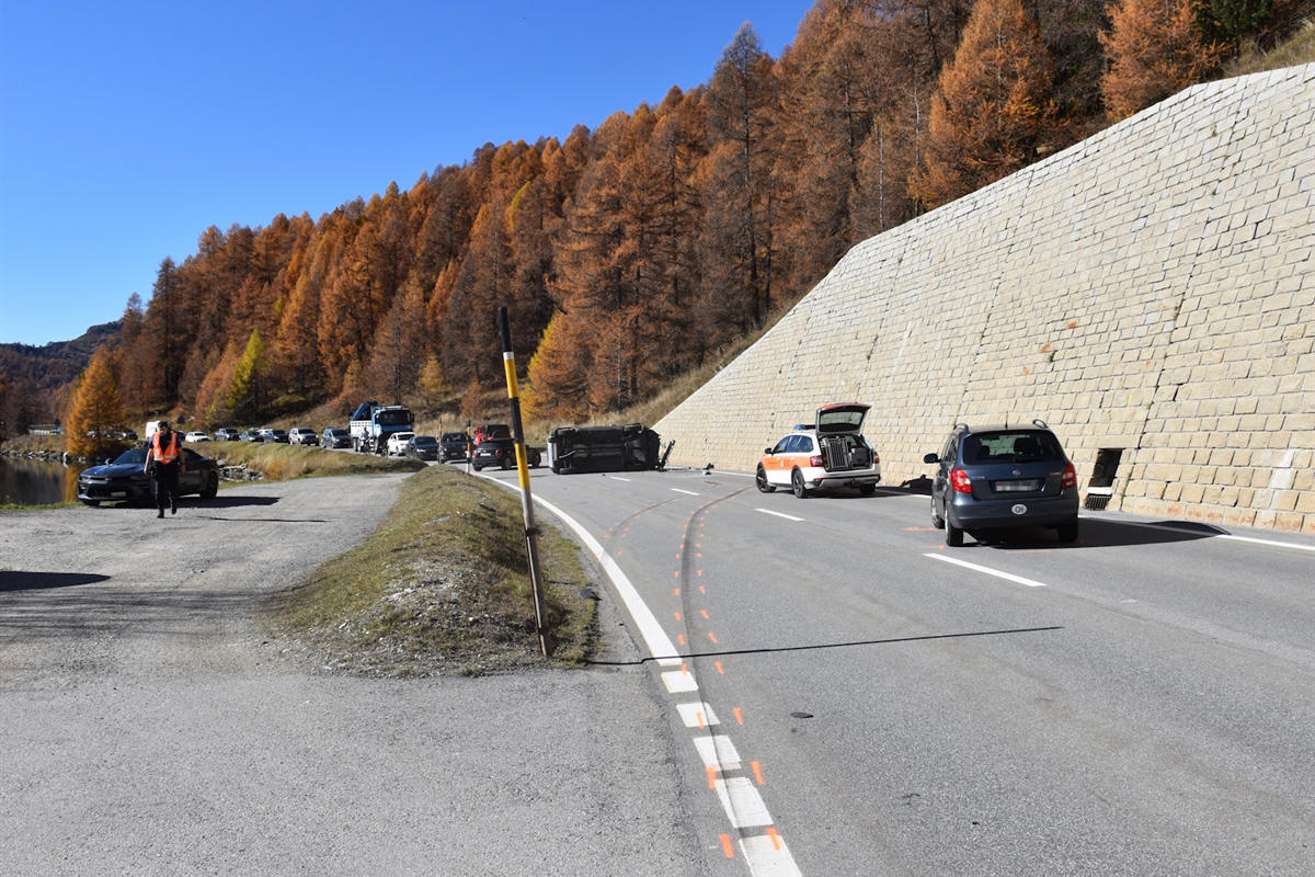 Sils i.E./Segl GR – Beim Überholen mit abbiegendem Auto kollidiert