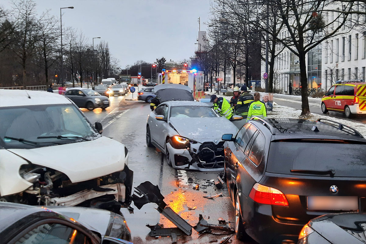 München – Fahrer (94) nach Unfall wegen Notfall verletzt