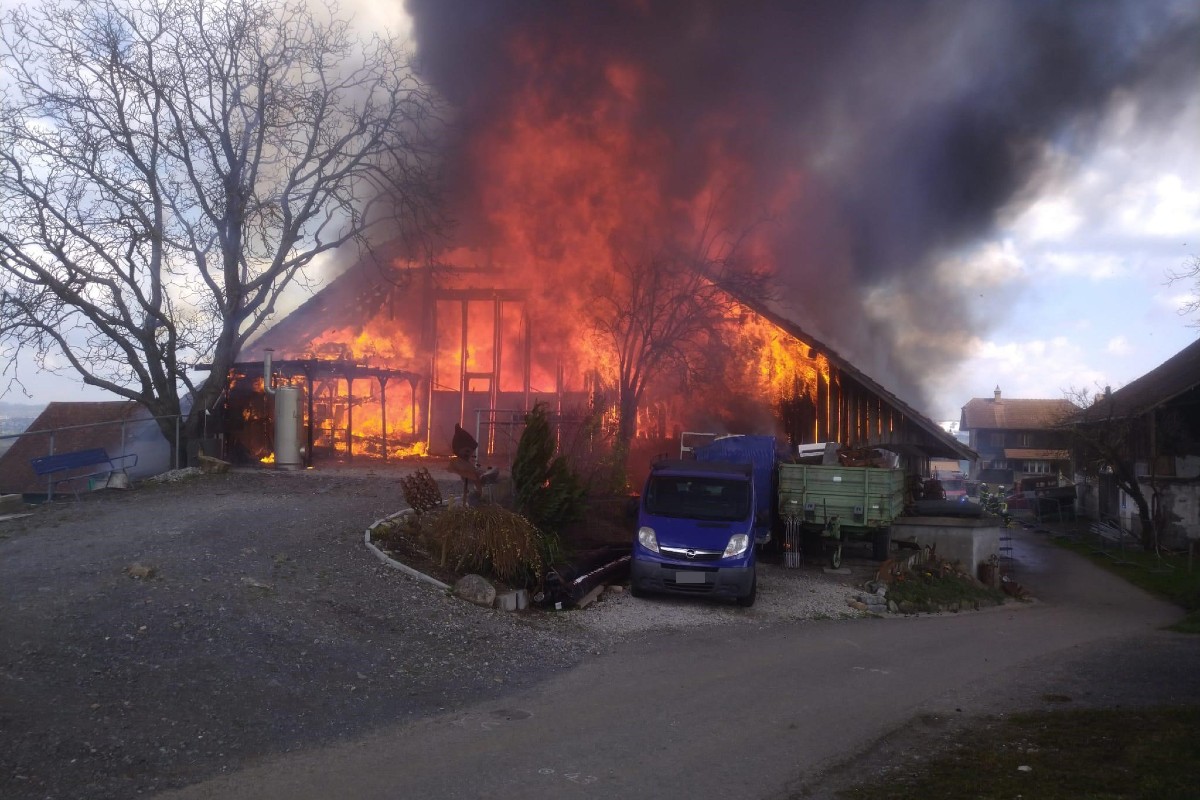 Mühlau AG - Vollbrand zerstört Scheune komplett