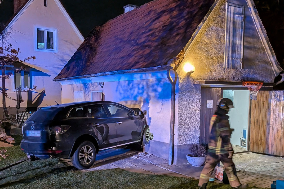 Unfall in Graz – Auto bleibt in Garage stecken