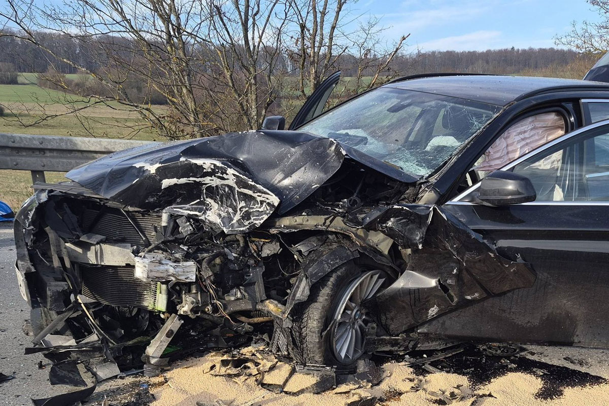 Hünstetten – Fahrerin (41) stirbt bei Unfall im Gegenverkehr