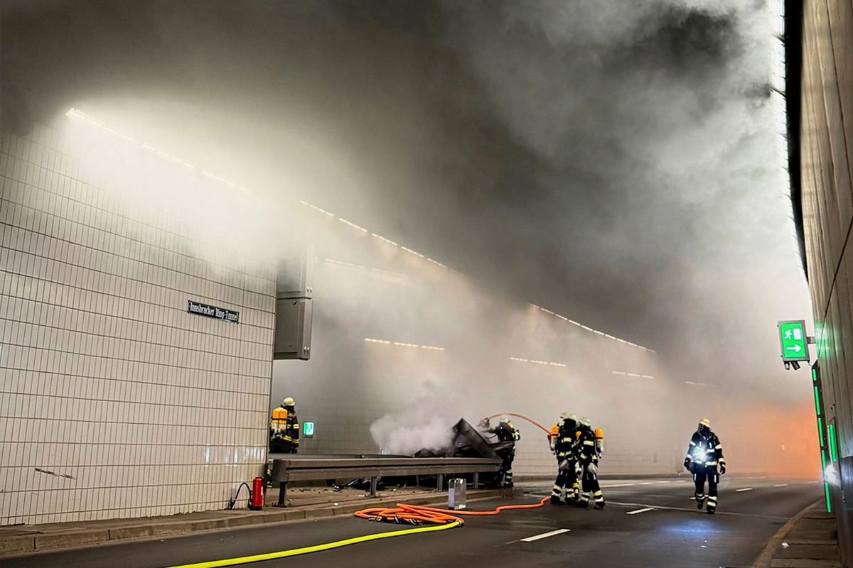 München – Auto prallt in Tunnel gegen Fahrbahnteiler und brennt