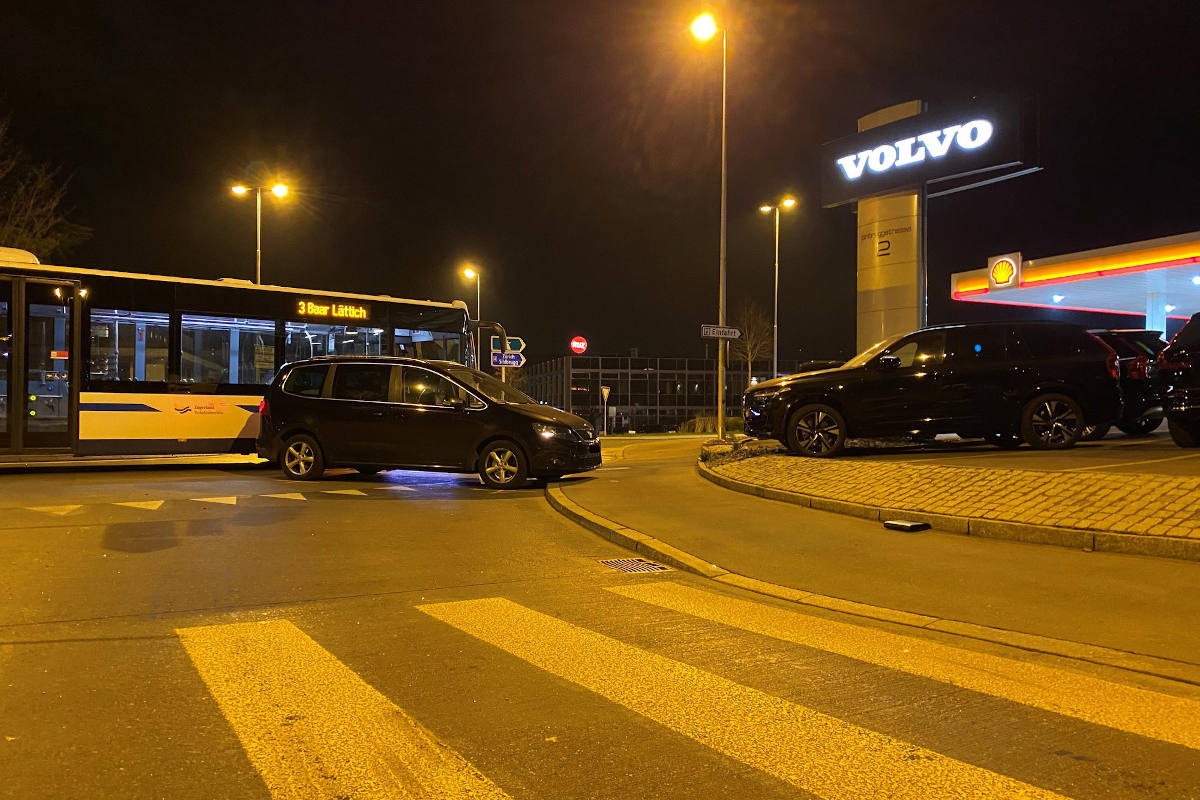 Baar ZG – Auto prallt in Ausstellungsfahrzeug und rollt in Linienbus