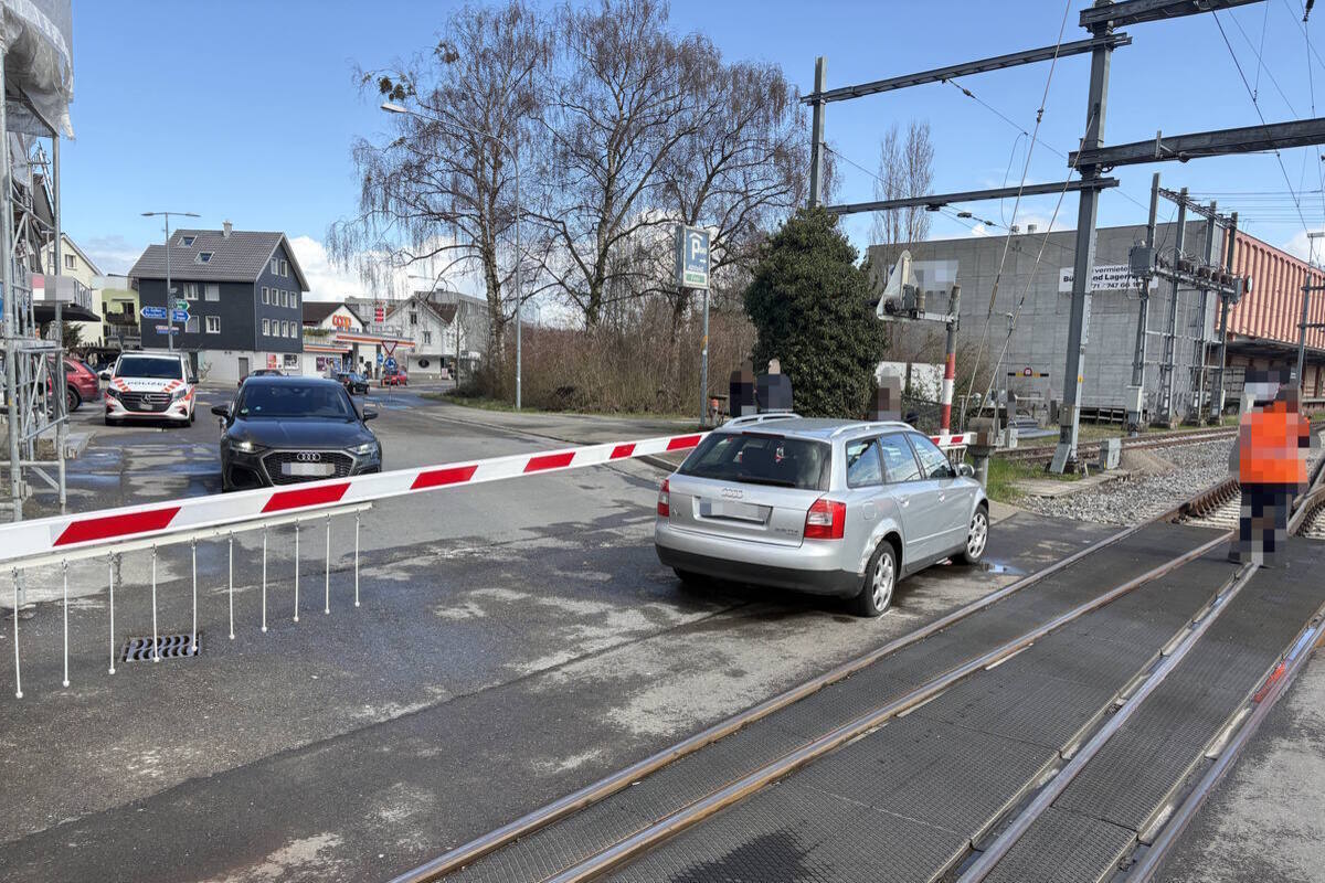 St. Margrethen SG – Auto bleibt auf Bahnübergang stecken