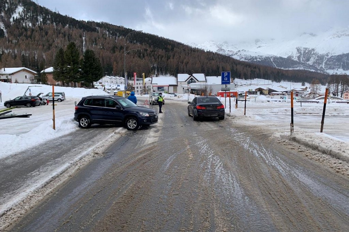 Pontresina GR - Kollision nach dem Verlassen eines Parkplatzes