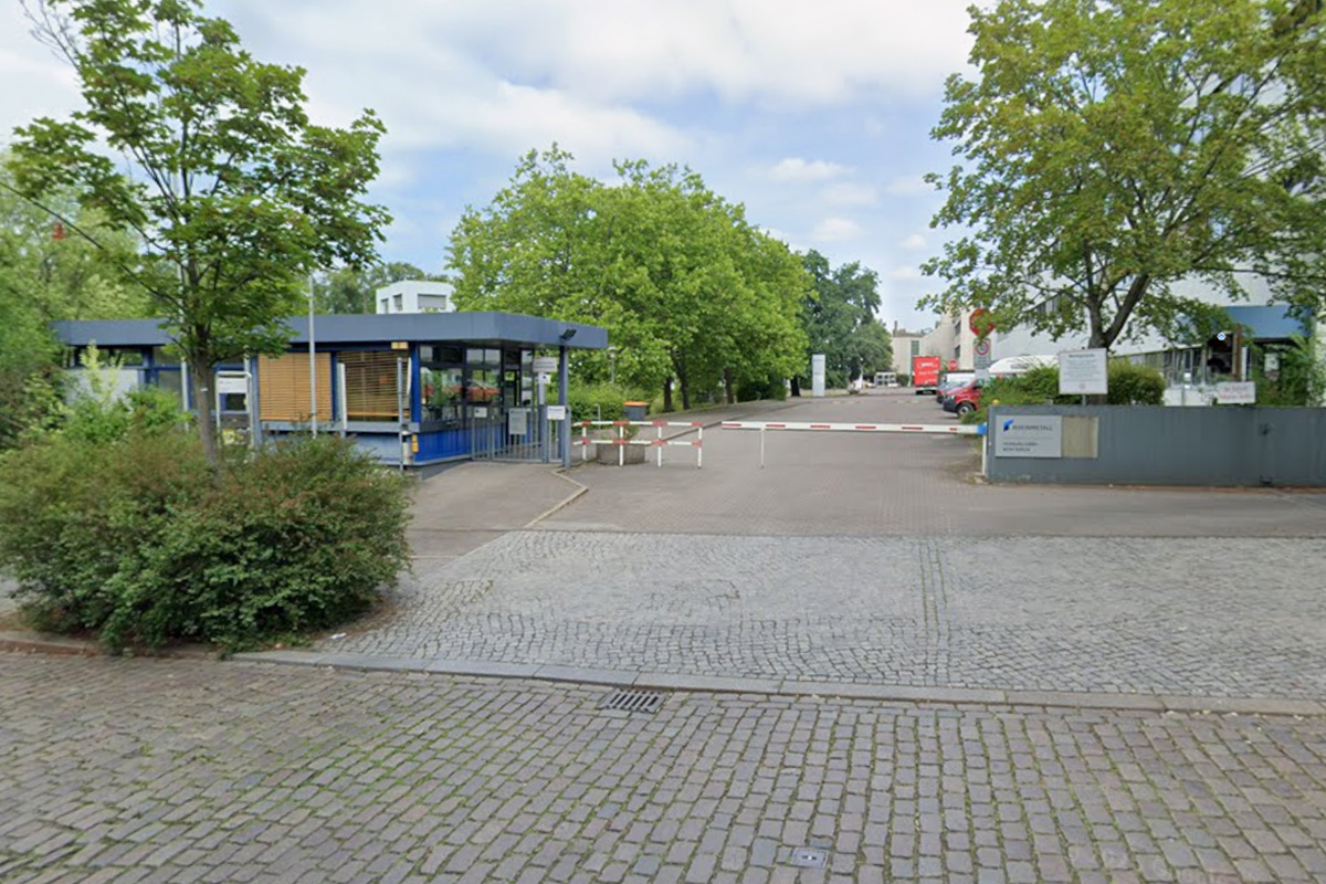 Berlin  – Aktivisten blockieren Einfahrt von Industriebetrieb