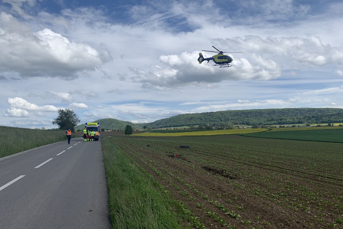 Motorradlenker verunfallt in Oberhallau SH und wird per Helikopter ins Spital geflogen