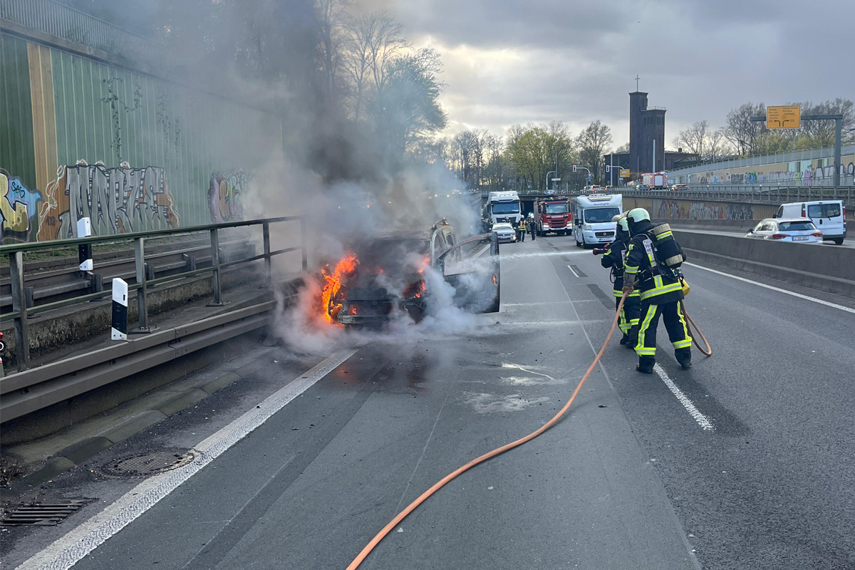 Bochum – Auto brennt auf A40 und sorgt für Vollsperrung