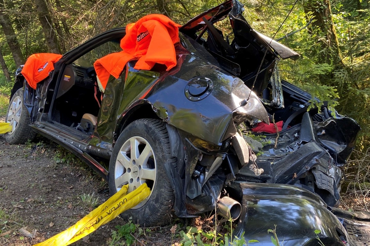 Heftiger Crash in Böttstein AG - 19-Jähriger erheblich verletzt