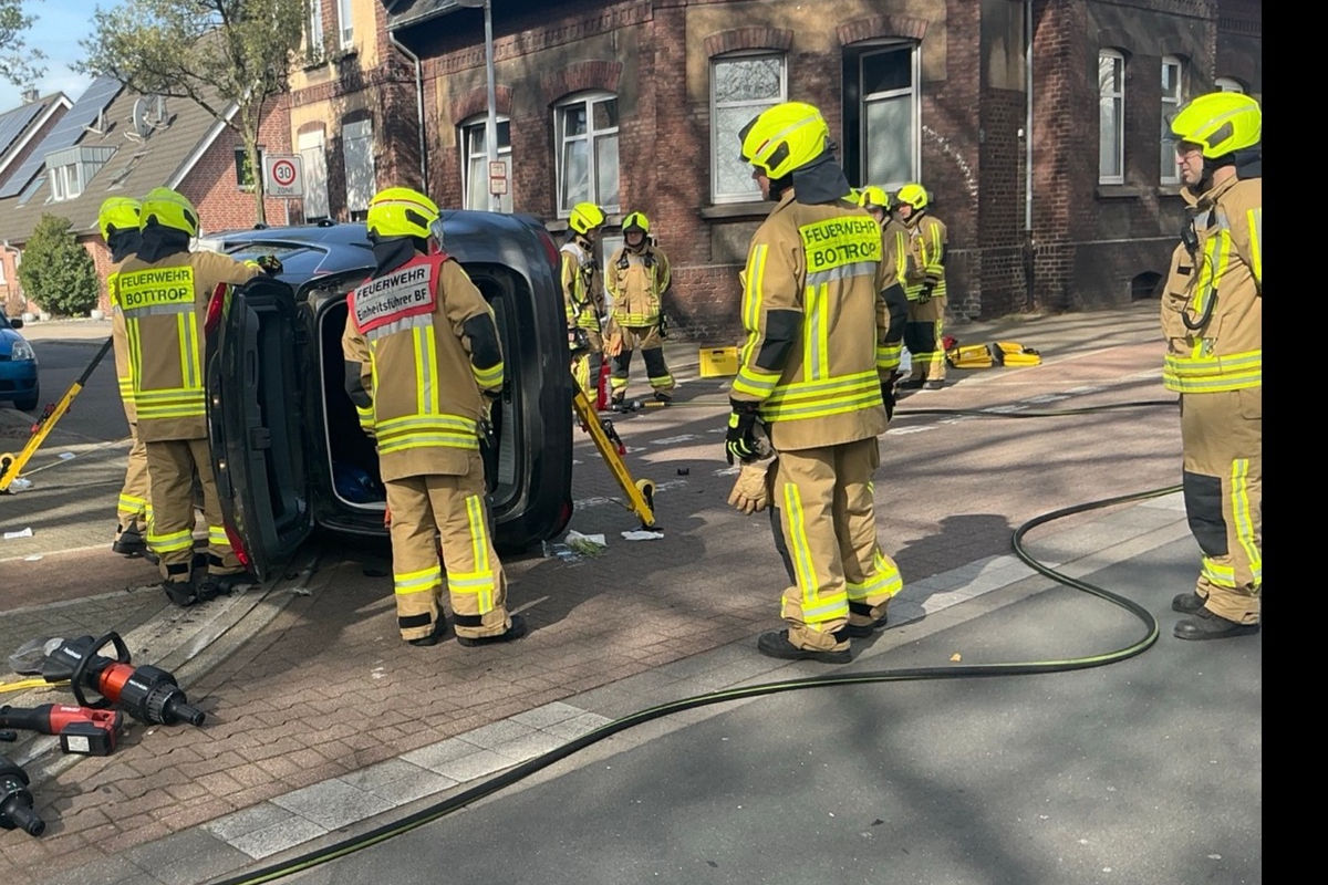 Bottrop – Pkw kippt bei Unfall auf die Seite