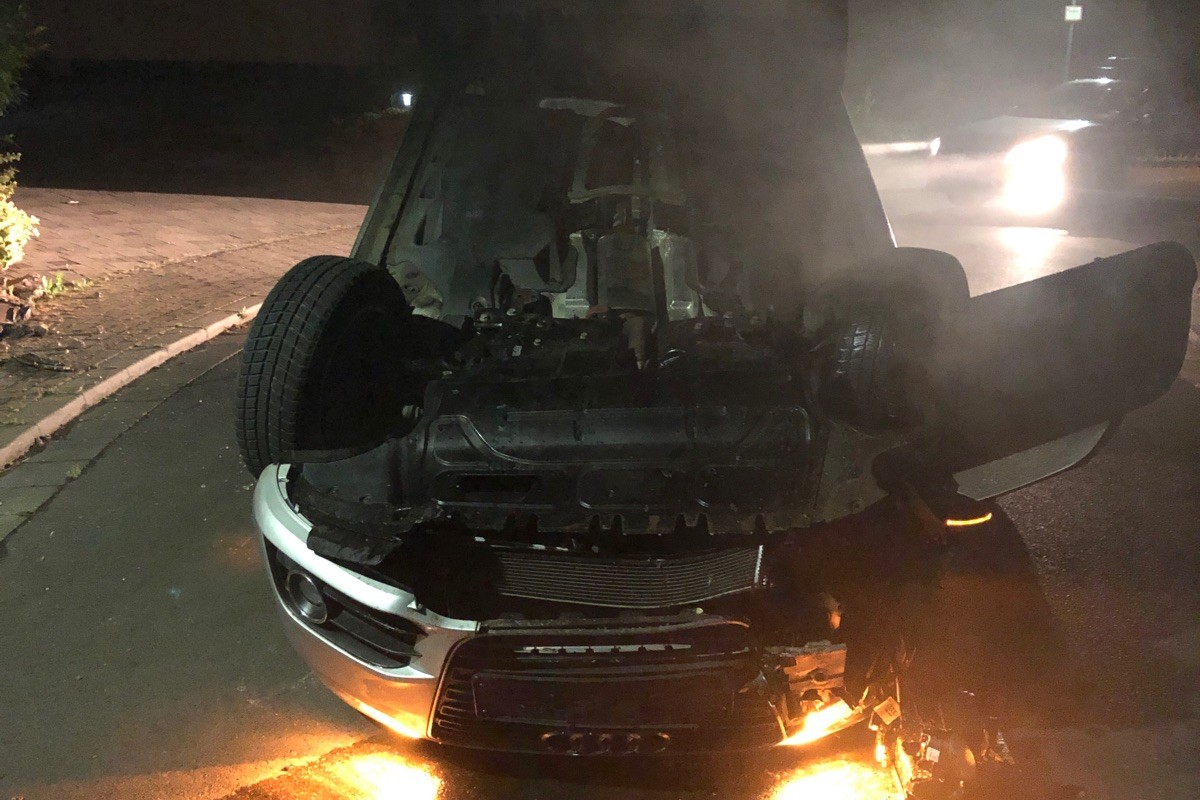 Hütschenhausen - Flucht vor Polizei endet mit spektakulärem Selbstunfall auf dem Autodach