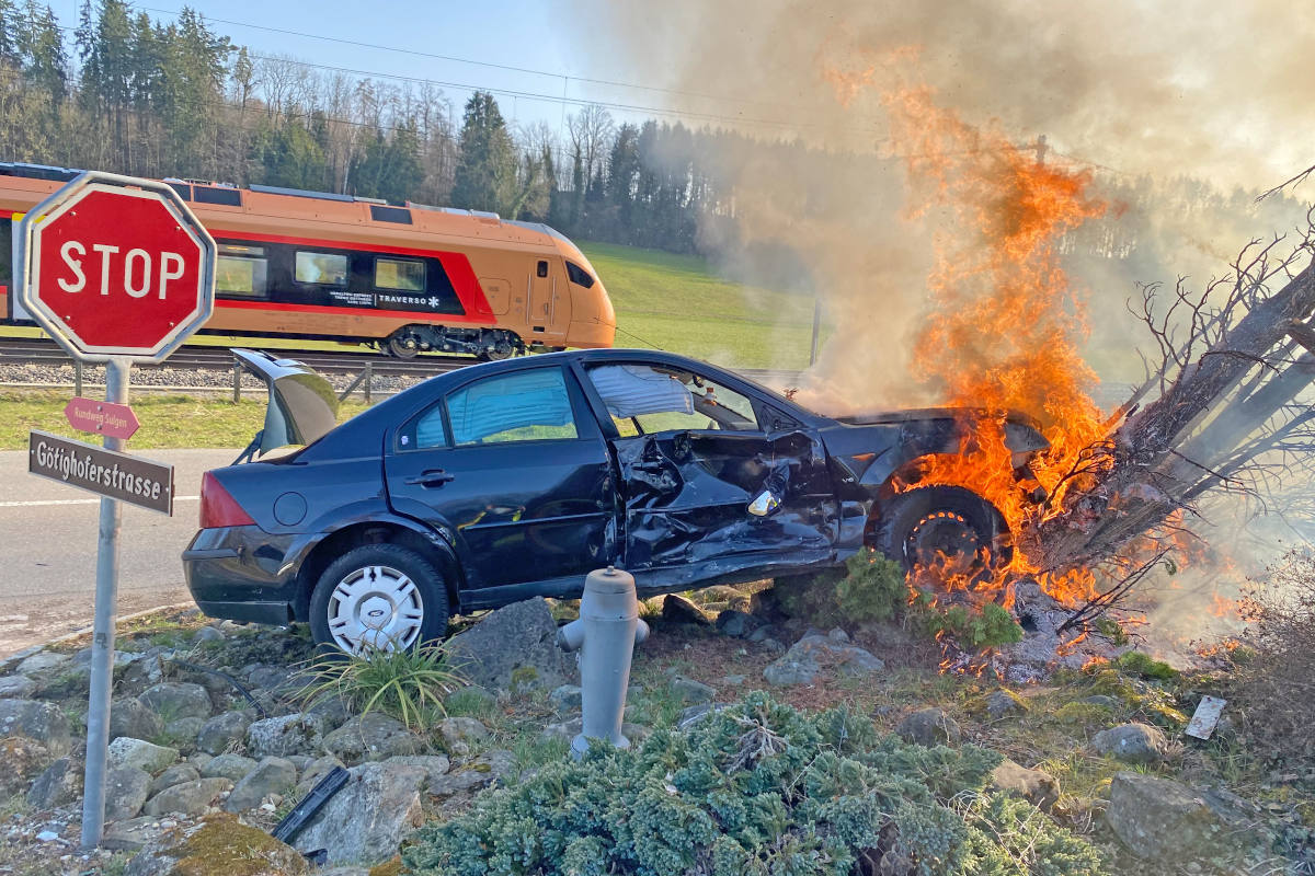 Sulgen TG – Auto nach Unfall in Brand geraten