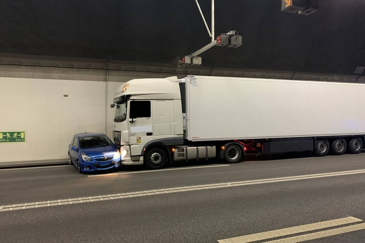 A4 Flurlingen ZH – Lastwagen schiebt Auto rund 300 Meter über die Autobahn