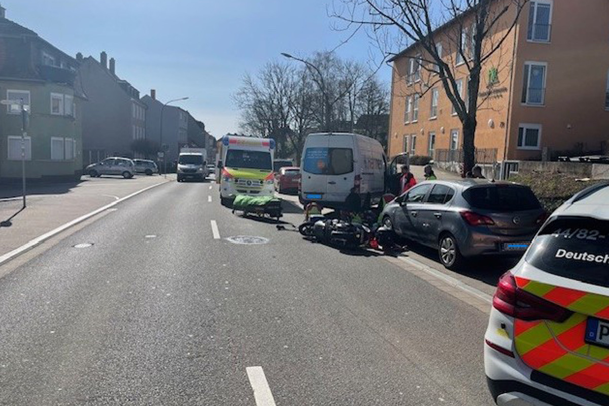 Pirmasens – Kradfahrer (79) nach Unfall mit Auto schwer verletzt